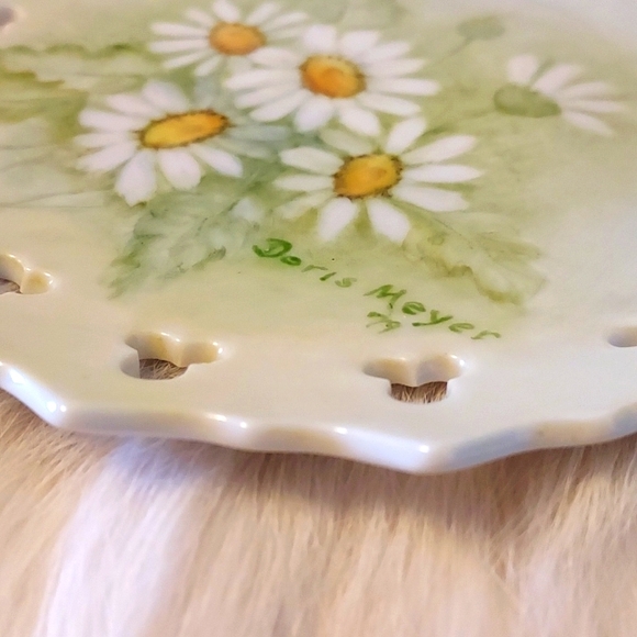 Vintage Garden Daisy Porcelain Plate signed Doris Meyer 79 - Picture 2 of 4